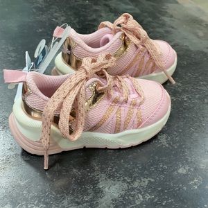 BNWT girls Oshkosh tennis shoes size 4